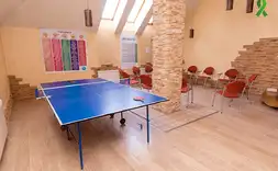 комната с теннисным столом