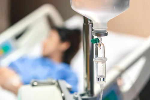 женщина проходит процедуру вывода из запоя