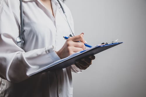 врач пишет рекомендации после вывода из запоя на дому