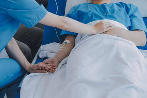 мужчина проходит лечение алкоголизма в стационаре